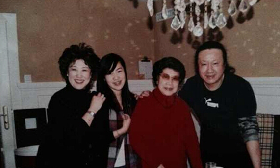 图片说明:徐玉兰和儿子俞小敏一家