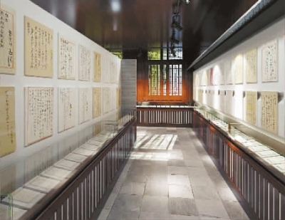 上图：舒新城纪念馆里，陈列着他与文化名人的来往书信。
