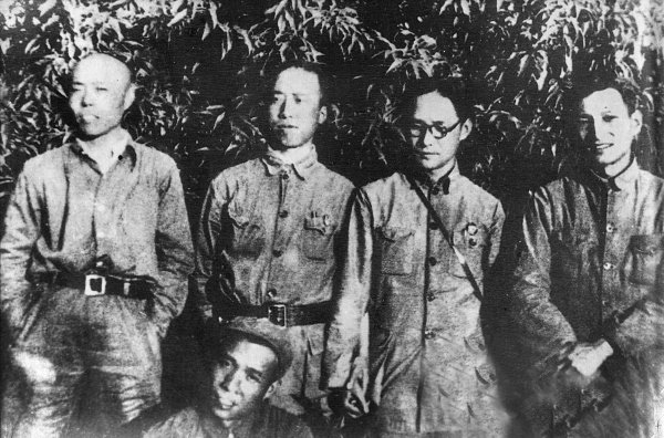 1938 年，潘汉年在延安。右起：陈云、潘汉年、滕代远、李富春、项英