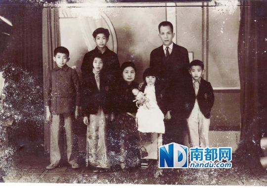 　　20世纪40年代袁振英夫妇与5个子女拍摄的全家福。南都记者贺蓓翻拍.jpg