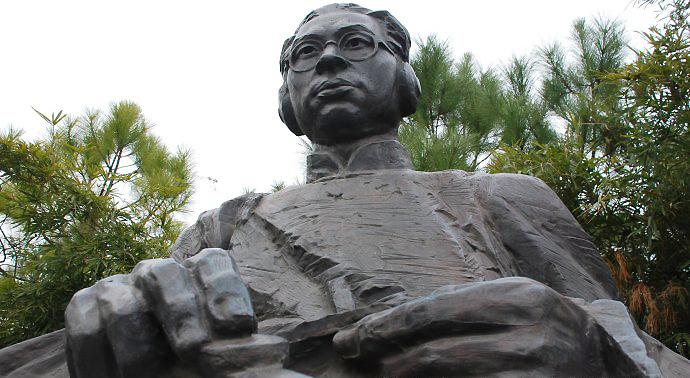 李白烈士雕像