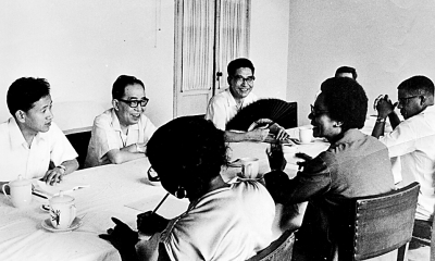 　　1979年7月26日，杨西光（左二）在光明日报三楼会议室接待圭亚那新闻团。.jpg
