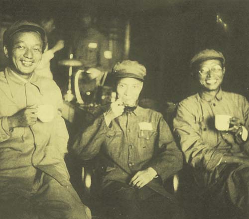 战争年代的张恺帆（中）和他的战友们.jpg