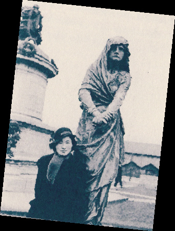 　　1935年，丹尼在英国马克白夫人雕像前.jpg