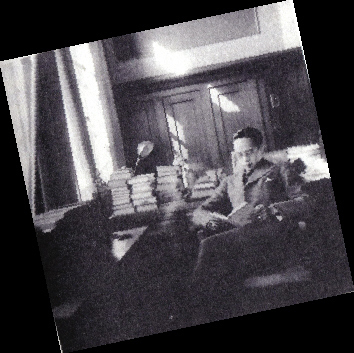 　　1930年，黄佐临在天津的书房.jpg