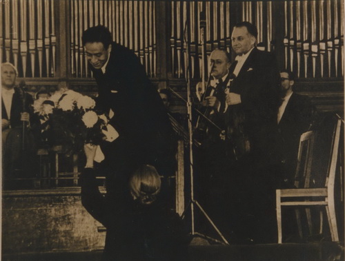 1958年，在莫斯科音乐学院音乐部，黄贻钧指挥苏联国家交响乐团。.jpg