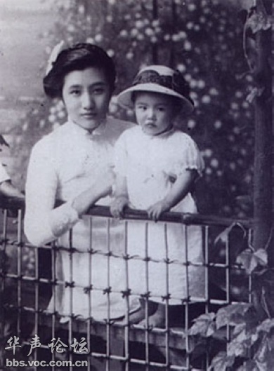 　　1914—1918年在日本留学期间与大女儿国琼。.jpg