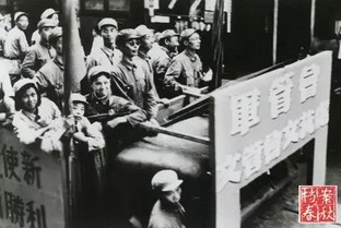 　　1949年5月27日，夏衍一身戎装随军管会入城车队进入大上海，左边戴墨镜者为于伶（沈芸女士提供）.jpg