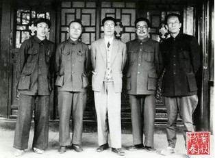 　　1949年5月初，夏衍从香港北上，在北平李克农家的合影。左起：钱筱璋、阿英、夏衍、李克农、袁牧之（沈芸女士提供）.jpg