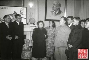 　　1950年，夏衍在上海与陈毅市长一起会见外宾.jpg