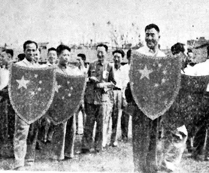 1949年10月，庆祝新中国成立的上海市民。（图片来源：《影剧新地》杂志）.jpg