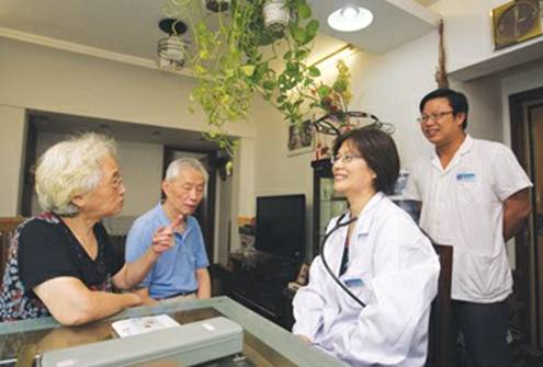 1石门二路社区卫生服务中心家庭医生上门为居民提供服务