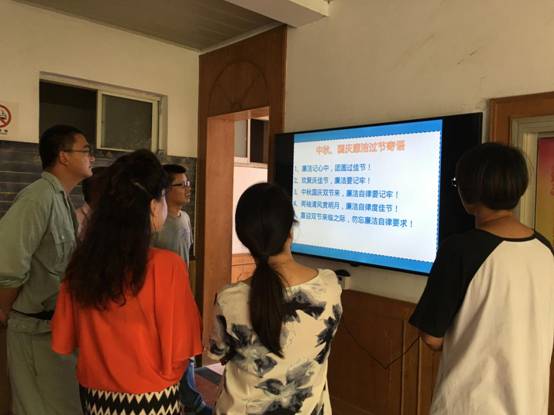 1嘉定区社区干部观看中秋廉政标语